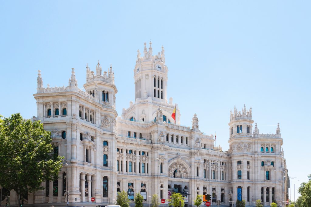 Monumental building in Cibeles Square, it is now the seat of City Council.