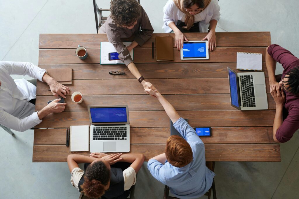 a group of people seating around a table in a meeting. post about Spanish in business, professional vocabulary